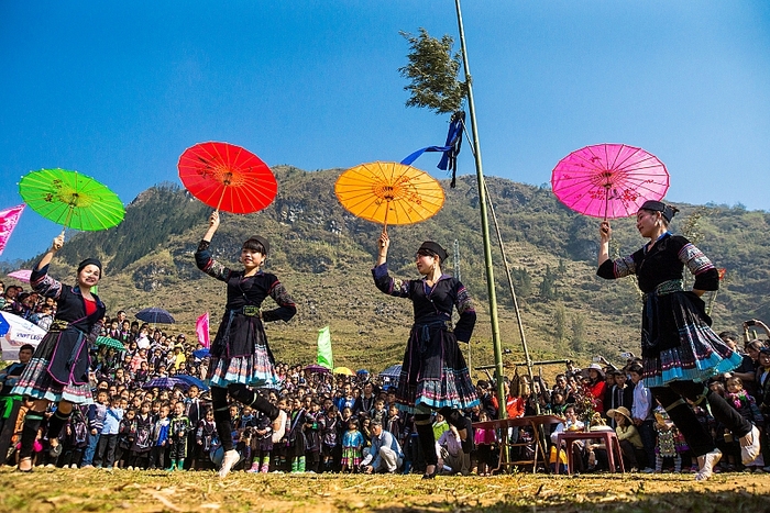 Tham gia lễ hội Gầu Tào.