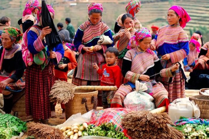 Tham dự chợ phiên vùng cao ở SaPa.