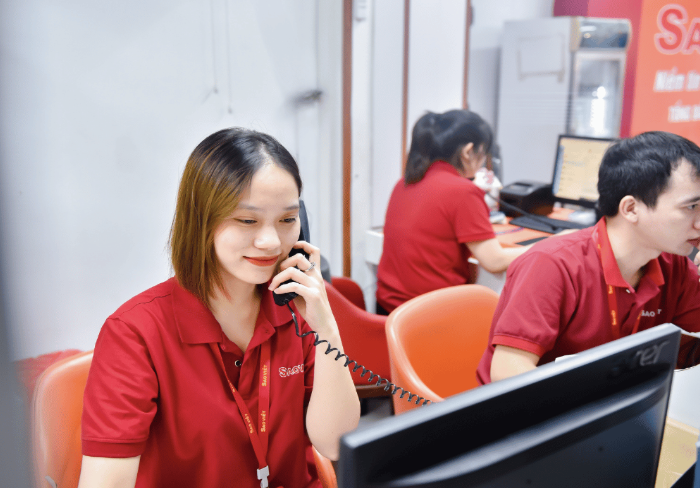 Nhân viên Sao Việt hỗ trợ đặt xe dễ dàng