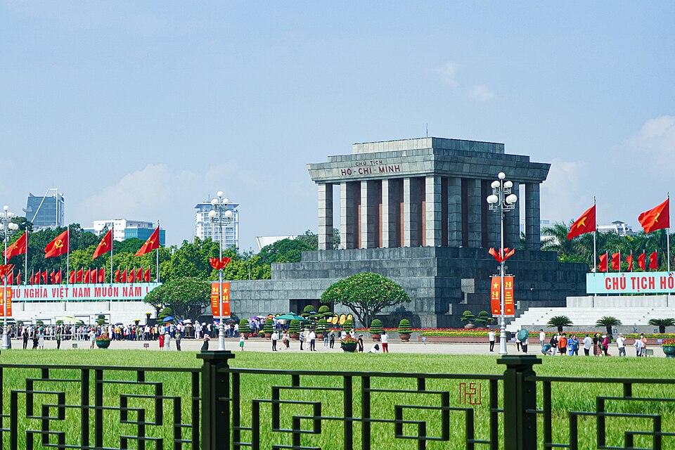 Giá vé vào viếng Lăng Bác là hoàn toàn miễn phí đối với tất cả mọi người