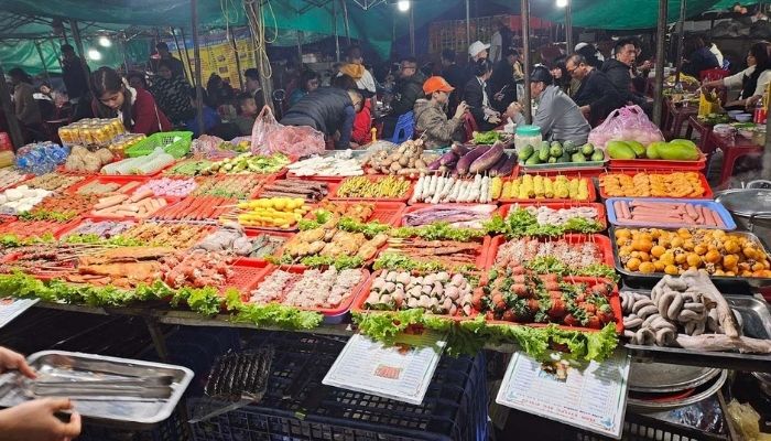 Chợ đêm SaPa tấp nập và rực rỡ ánh đèn mỗi cuối tuần
