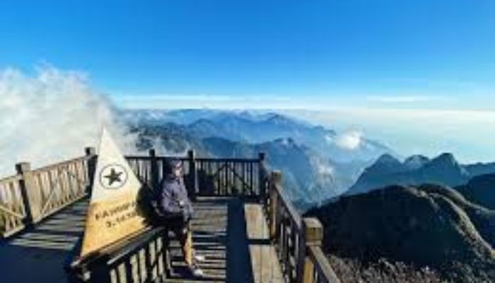 Khám phá Fansipan tháng 4 đầy cảm xúc giữa thiên nhiên Tây Bắc hùng vĩ